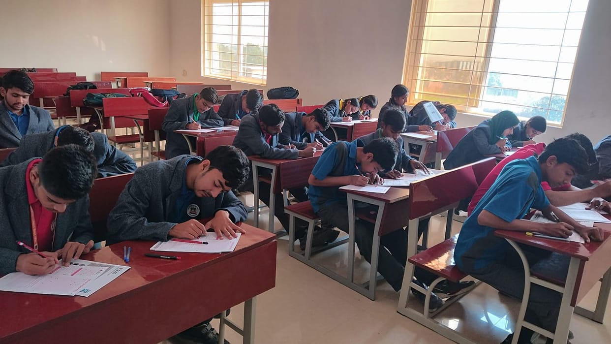 180 students gave Amar Ujala Disha exam