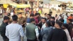 कलवारी थाना क्षेत्र के गोसैसीपुर में राम मिलन की हत्या के विरोध में प्रदर्शन करते ग्रामीण।