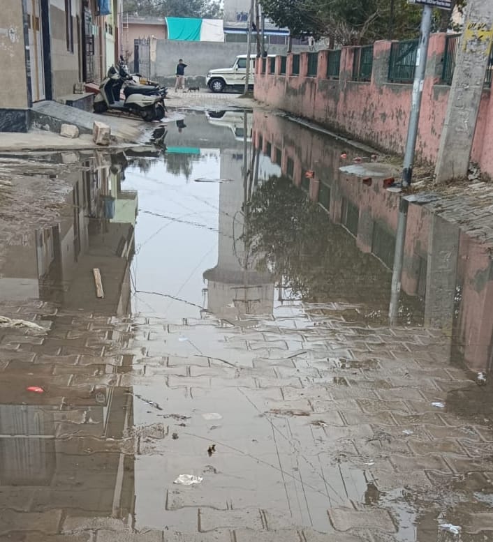 Sewer overflow in Dev Colony, traffic stopped for last 10 days