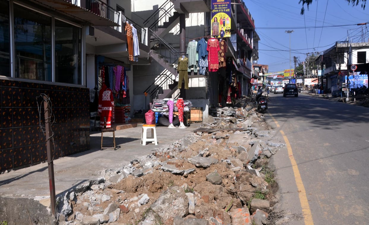 Construction work of pedestrian path which was stuck for few months starts again