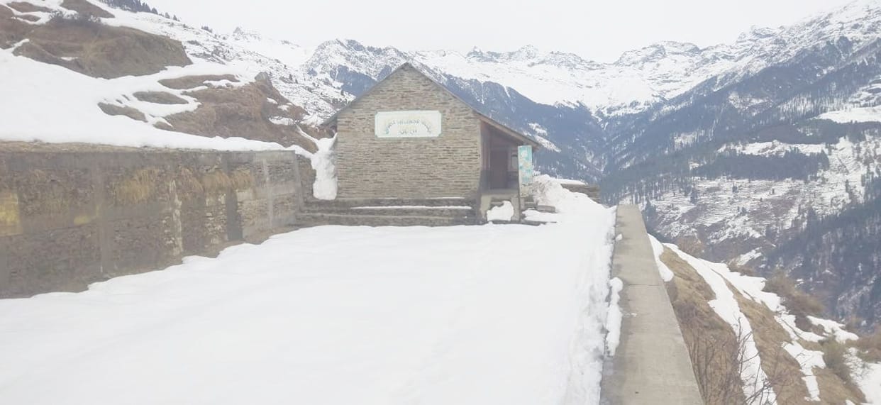 Winter schools opened, students arrived slipping in the snow