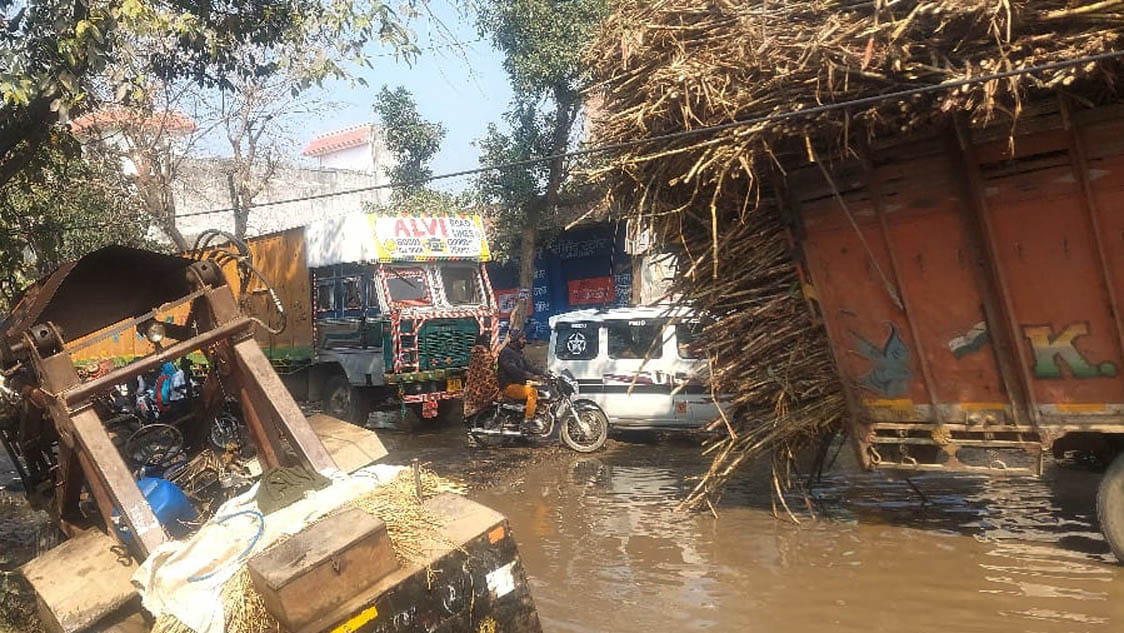 Hundreds of vehicles stuck in a jam for two hours due to sugarcane truck getting stuck