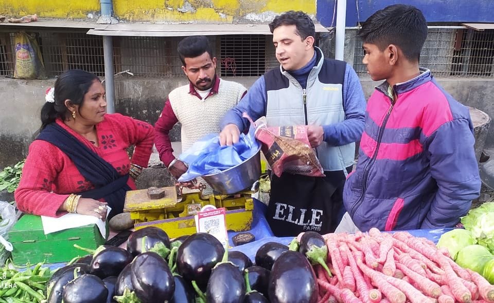 Eight issued challan for caught carrying banned plastic