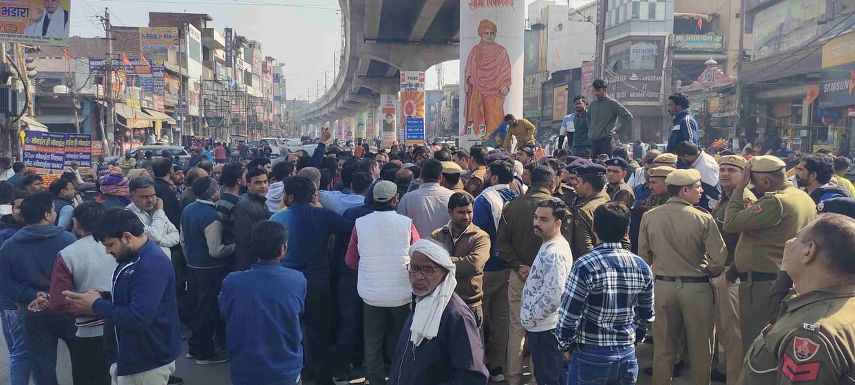 Angry traders blocked Rohtak road for one and a half hour due to looting of two shops.