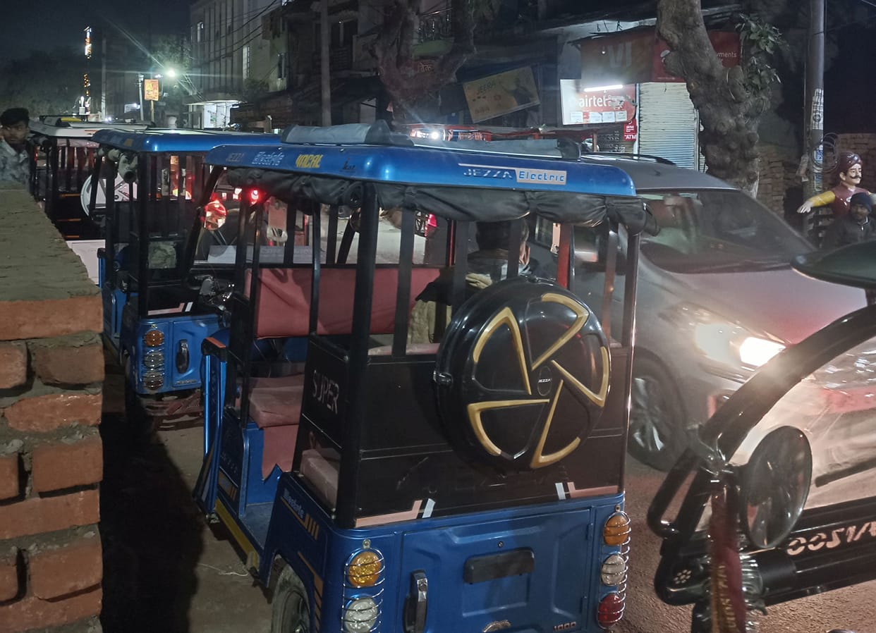 People park e-rickshaws on the road and take passengers, resulting in traffic jams.