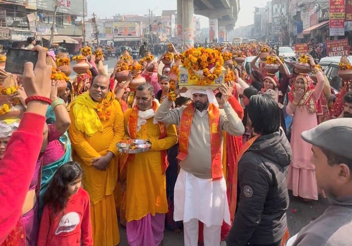 Hold Banwari's hand, otherwise you will drown... Devotees danced to the bhajan.