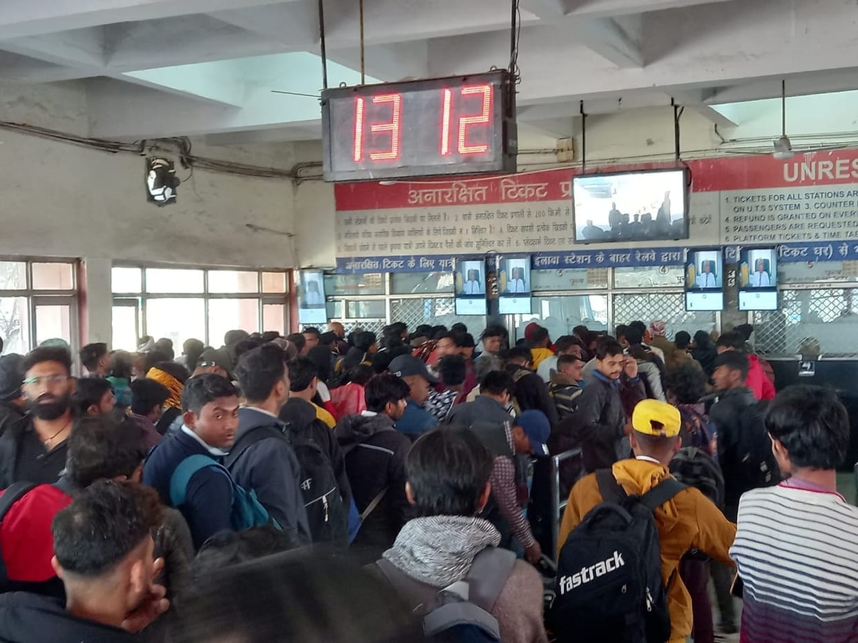 Buses did not run, stranded passengers now resort to trains