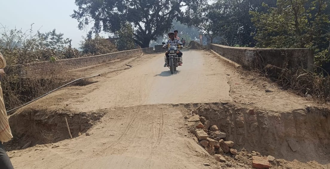 Kamta road from city is in bad condition, pedestrians are in trouble