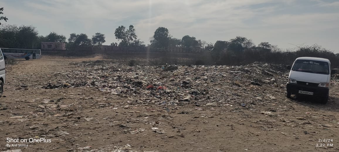 Garbage is being dumped on the park land in Dharuhera area, people are worried.