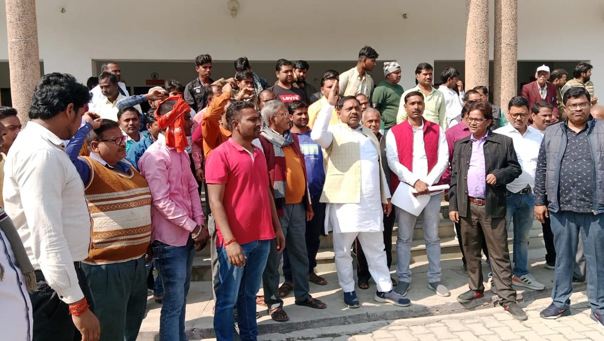 Angry traders demonstrated at the Collectorate, submitted memorandum to DM