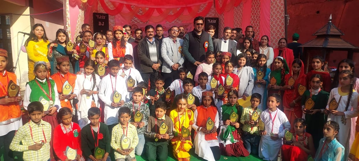 Dance was performed in the annual function of Upper Kothi school, meritorious students got honour.