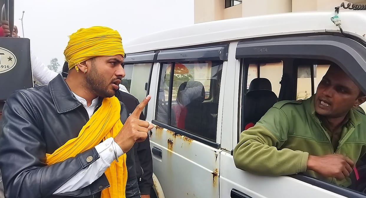 Argument with farmer leader who arrived at the university with a tractor