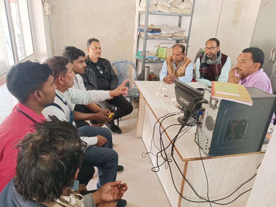 25 lakh rupees stuck in the banks of 35 consumers, commotion