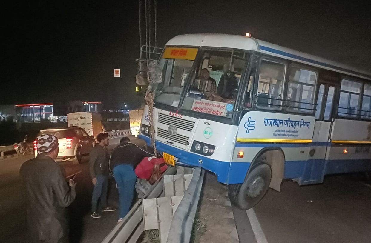 Bus hits divider, 50 passengers breathless