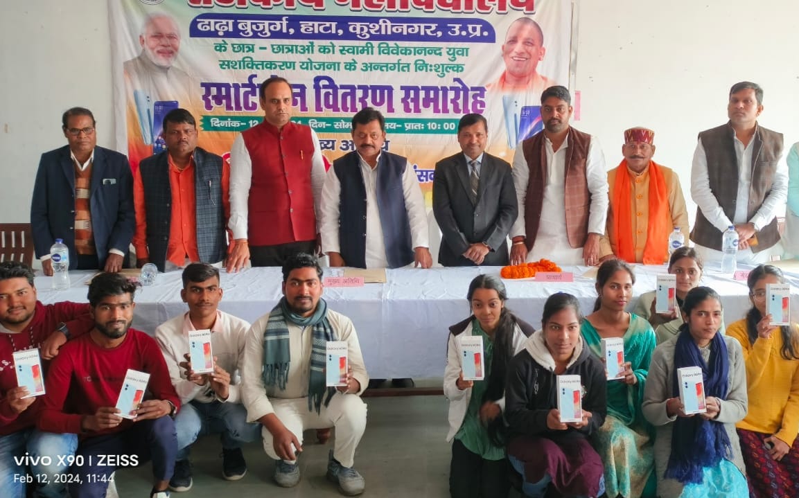 Smartphones distributed among 385 students in two colleges