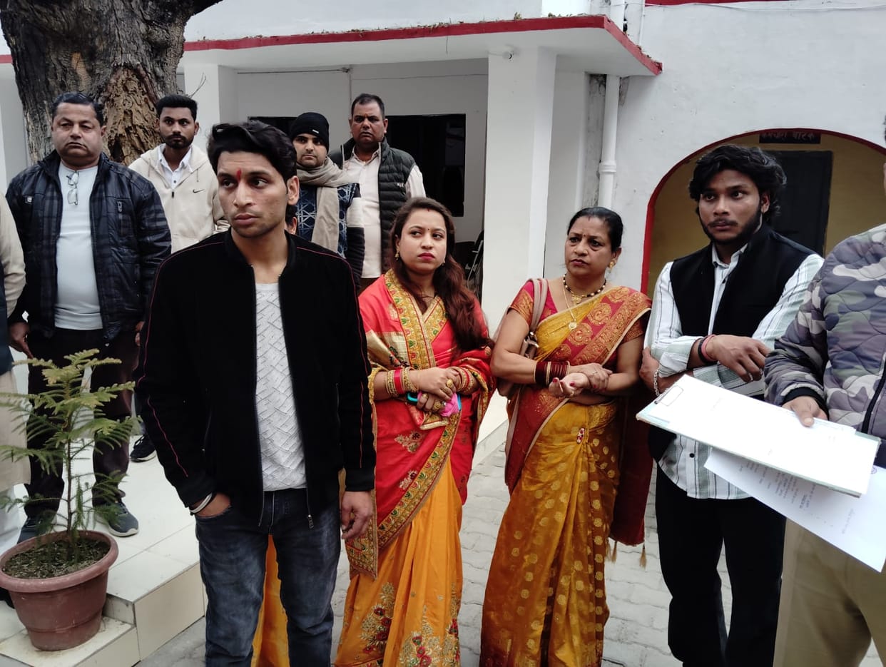 Toll workers beat up family traveling in car, accused of snatching jewellery.