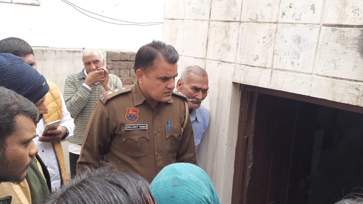 E-rickshaw driver committed suicide by hanging himself