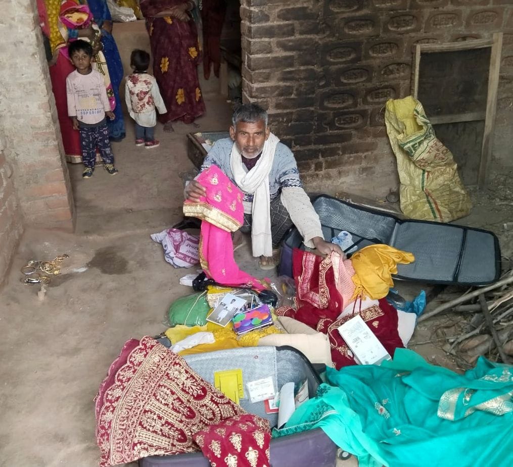 Thieves stole jewelery and money worth lakhs from eight houses