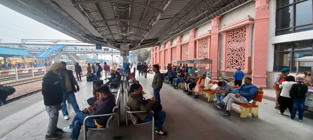Wheels of buses stopped due to sealing of Punjab border, passengers turned towards railways