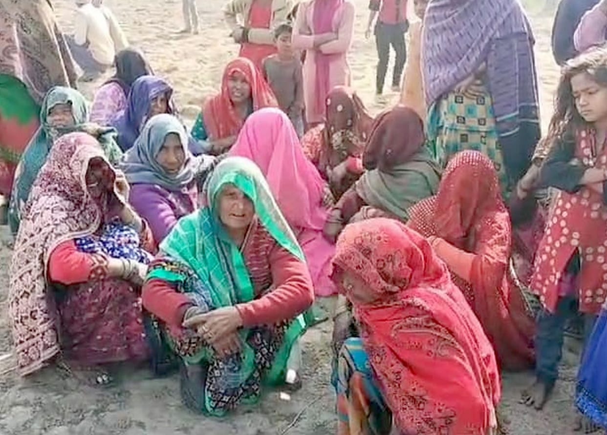 Farmer lost his life due to electric shock, blocked the road by keeping his dead body in protest