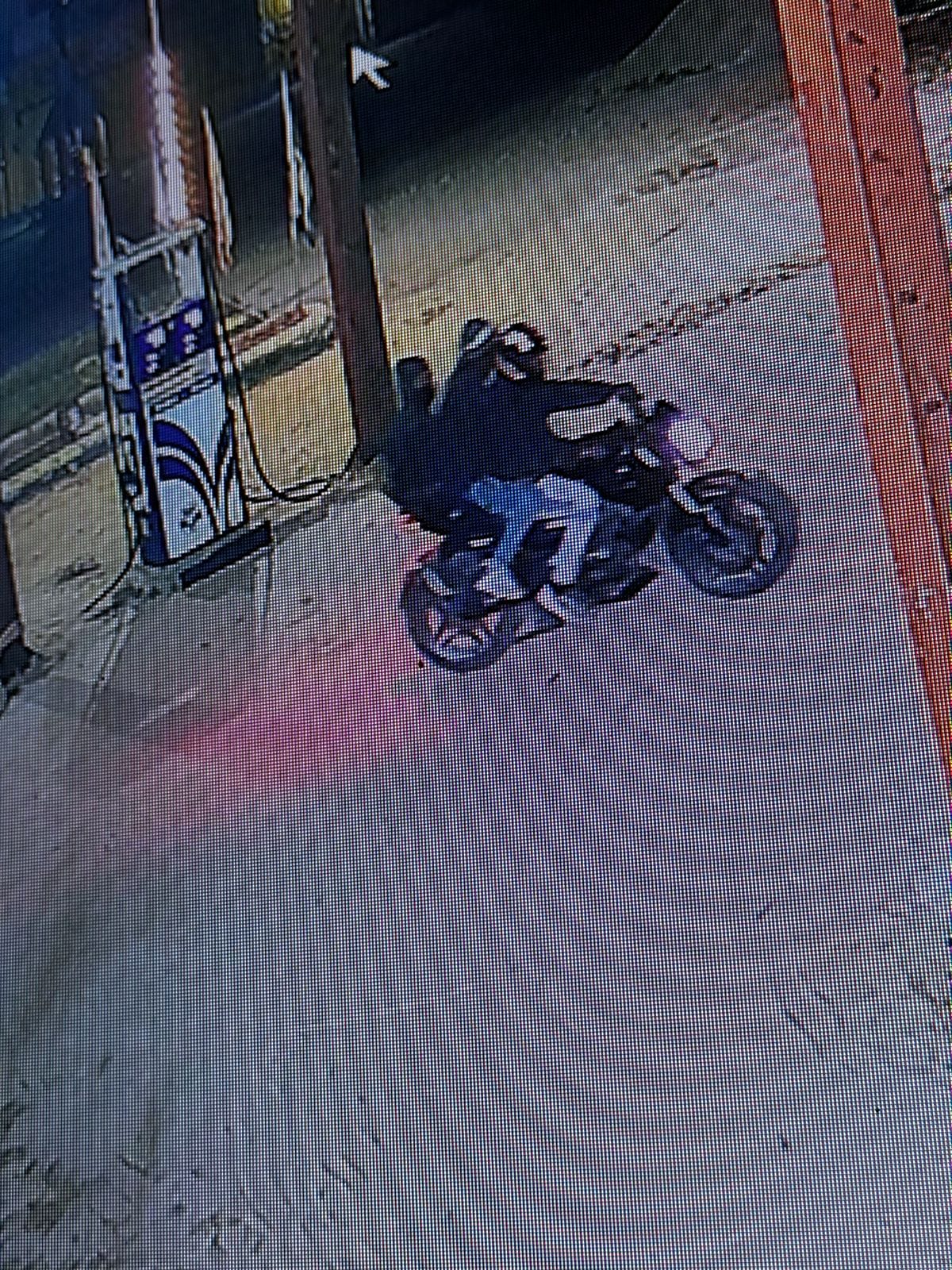 Petrol pump salesman terrorized with pistol and looted in Khedamugal