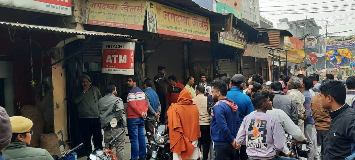 35 lakhs stolen by breaking the locks of a jeweler's shop