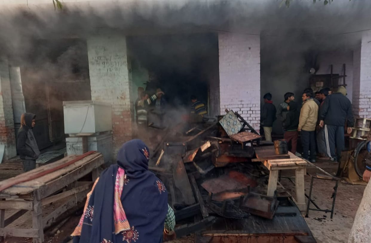 Fire broke out in two furniture shops, loss worth lakhs