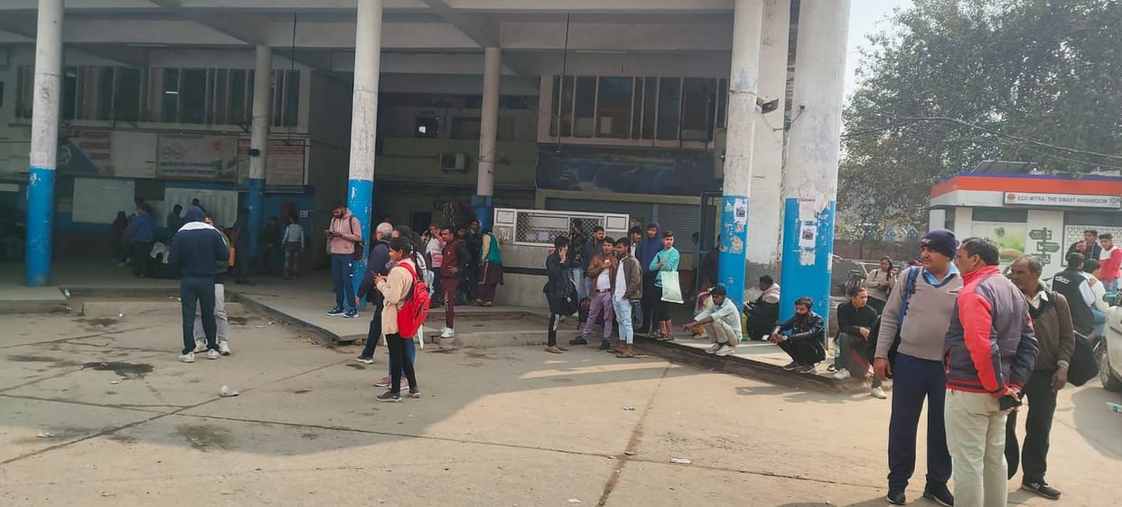 Buses not available for Delhi, passengers helpless