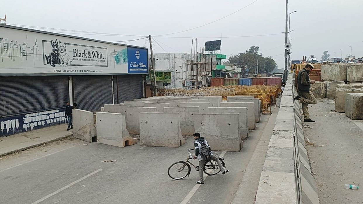 Farmers march to Delhi... The approach road at Kundli-Singhu border was closed by placing six layers, only two lanes were running on the flyover.