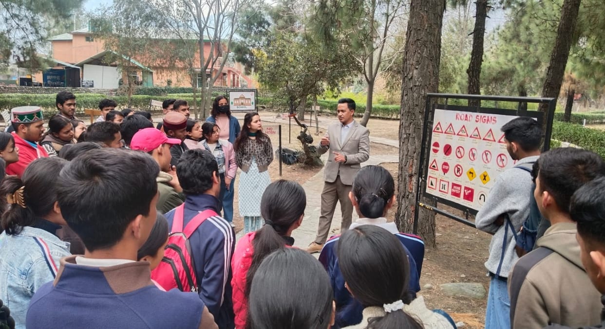 Students visited the traffic park and learned the rules.