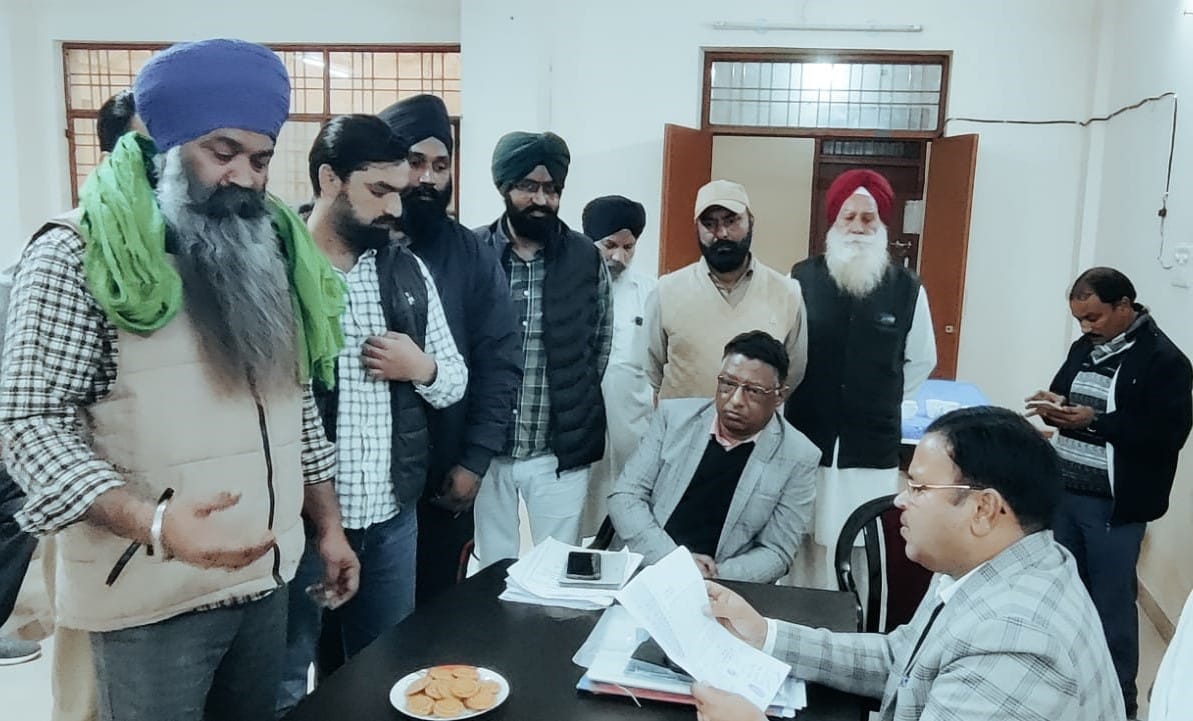 People enraged by soil lifting, surround SDM