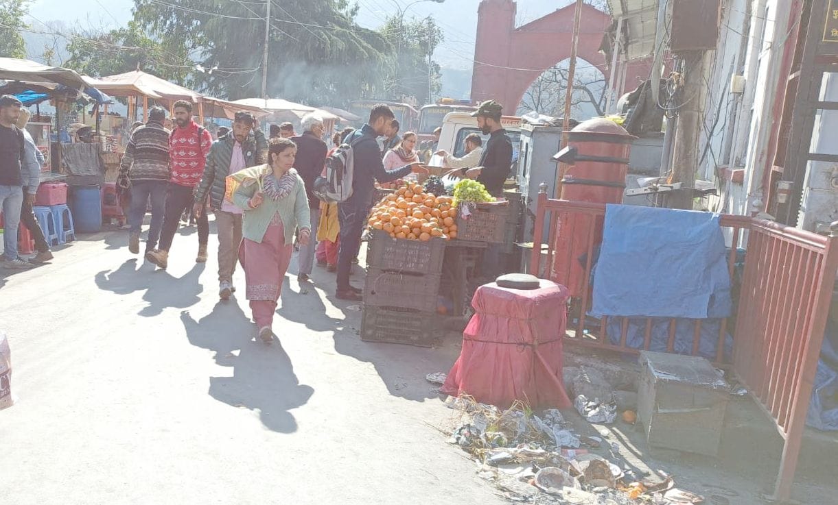 Orders on stalls... removed in the morning, street vendors decorated again in the evening