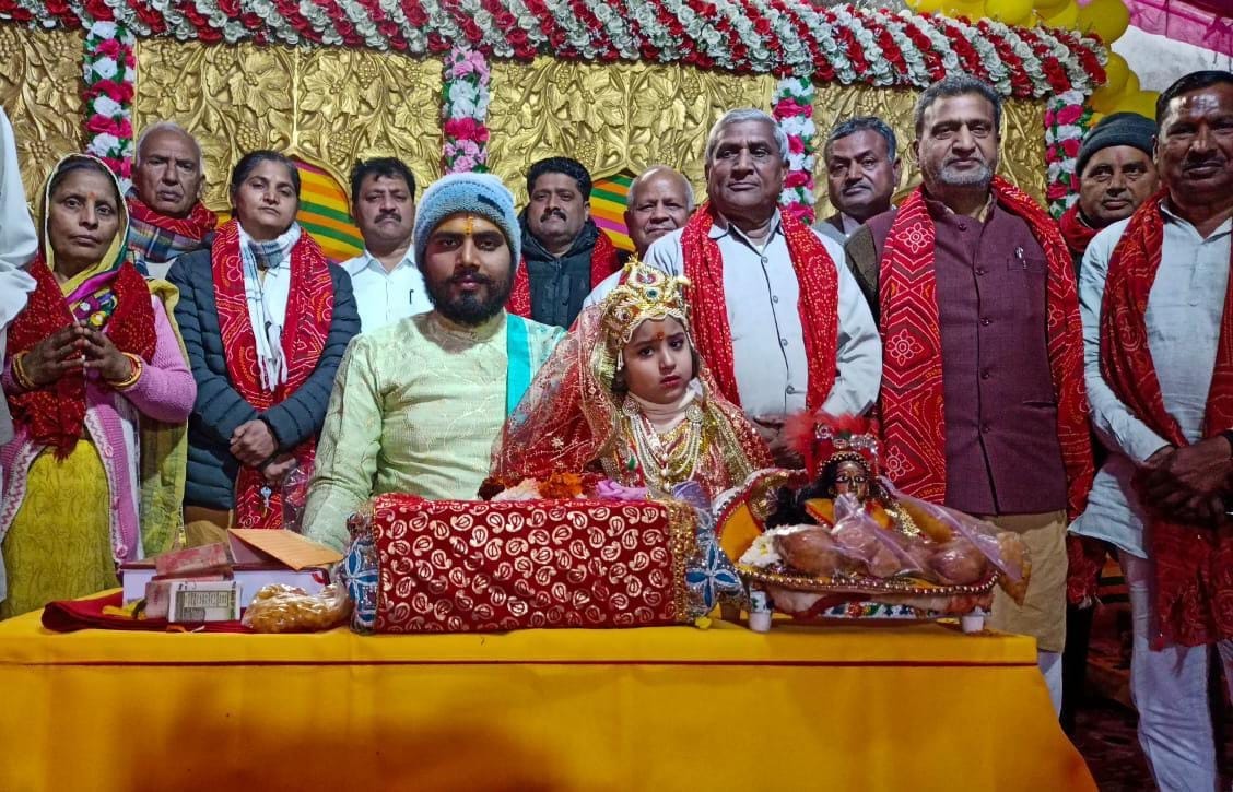 Vyasji narrated the story to the devotees on the fourth day of Shrimad Bhagwati Katha.