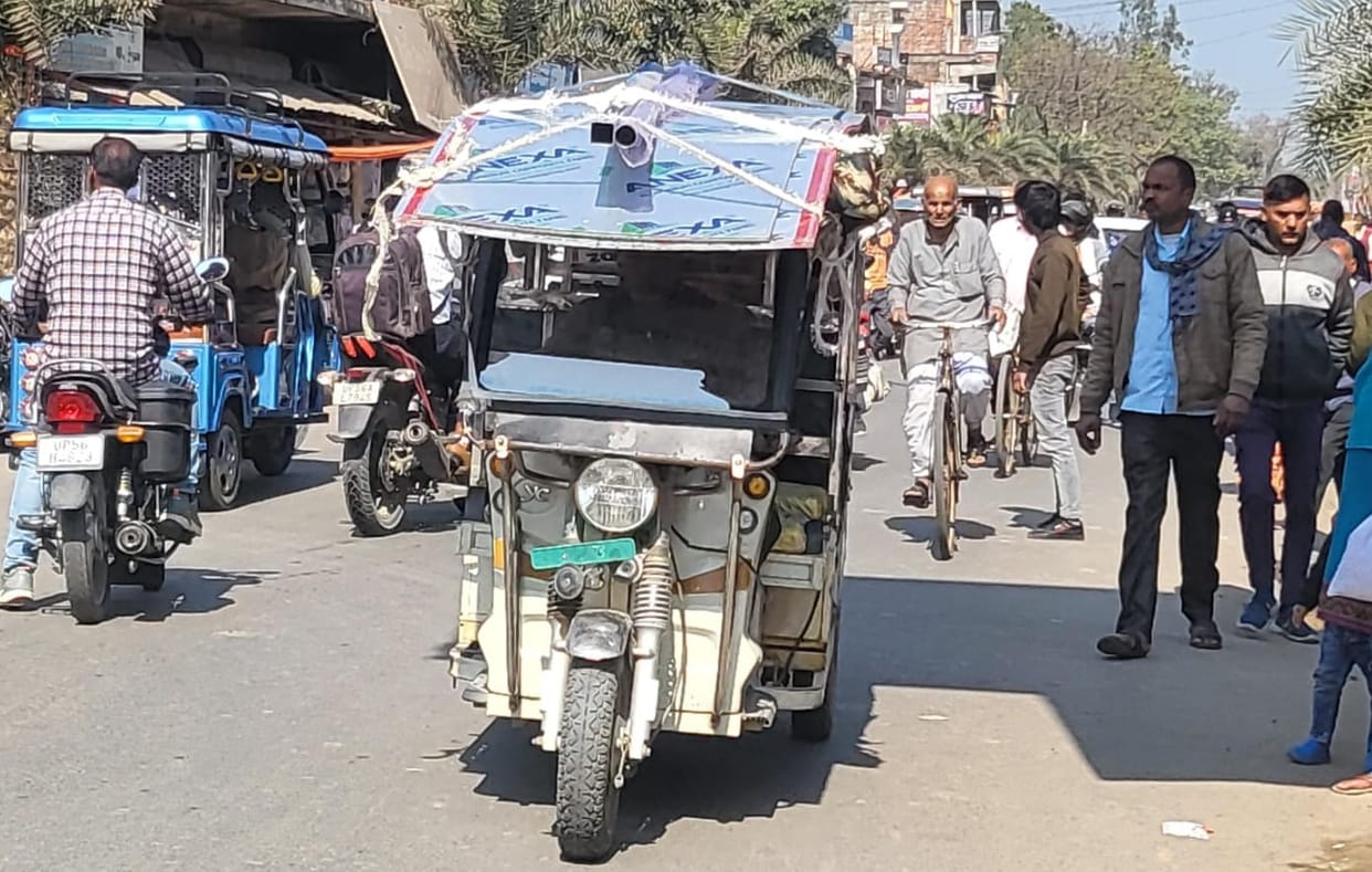 E-rickshaw running on the road posing as Yamraj