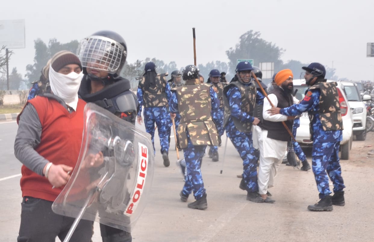 Farmers adamant on going to Delhi, stopped by police, many injured