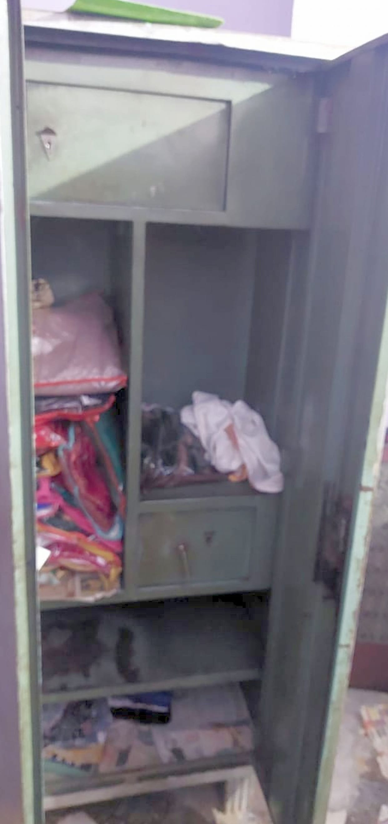 Theft of six lakh rupees from a house in broad daylight in Dahagawan