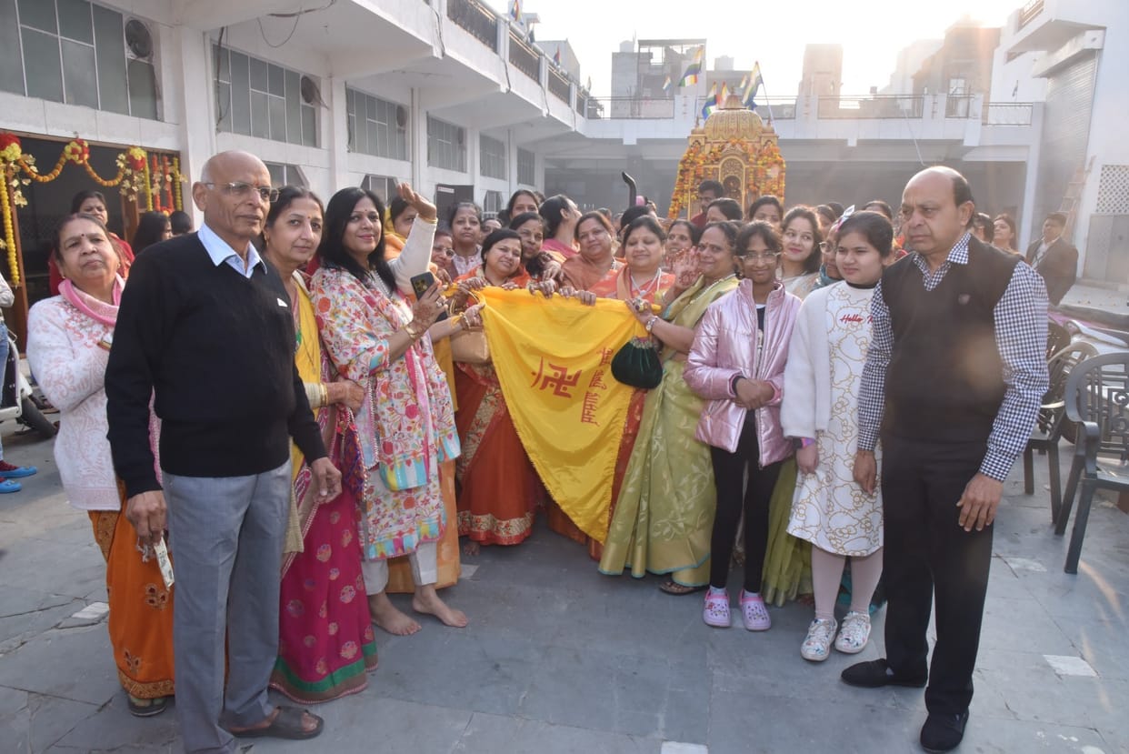 Devotees took out huge Rath Yatra with band