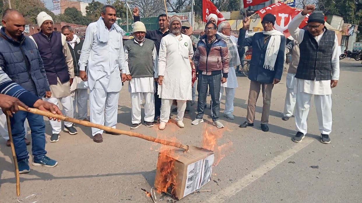 Kisan Sabha burnt effigies of PM and CM