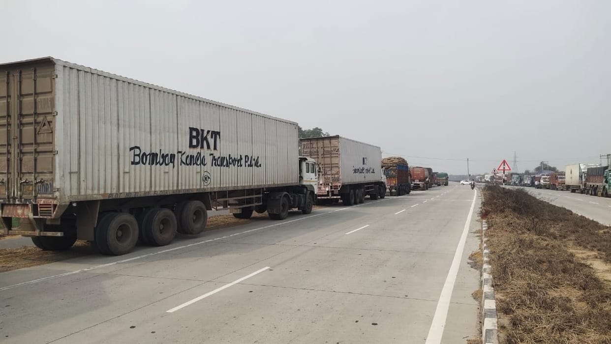 Vehicles left link road, people put up signs for help
