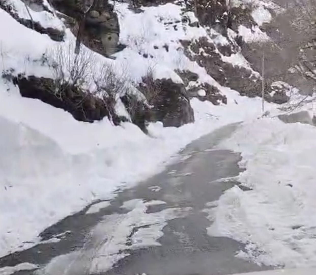 Highway restored for small vehicles after 16 days after removing snow from Jalori Pass