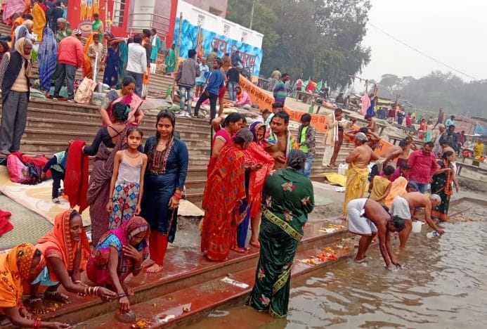 Vasant Panchami: Devotees take a dip of faith in Ganga