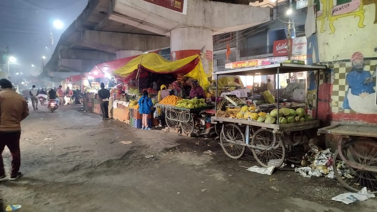 Shops are being set up in non-vending zone, there is traffic jam