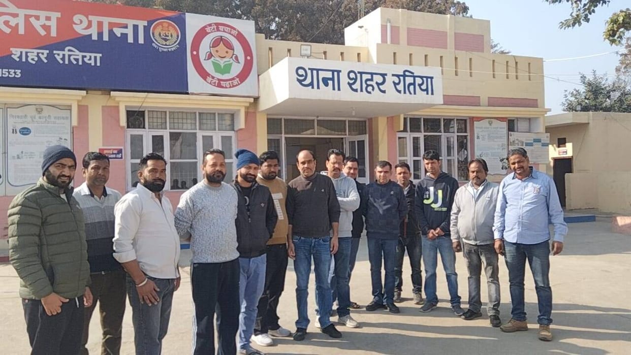 Clothes worth lakhs of rupees and cash worth thousands of rupees stolen from a readymade shop
