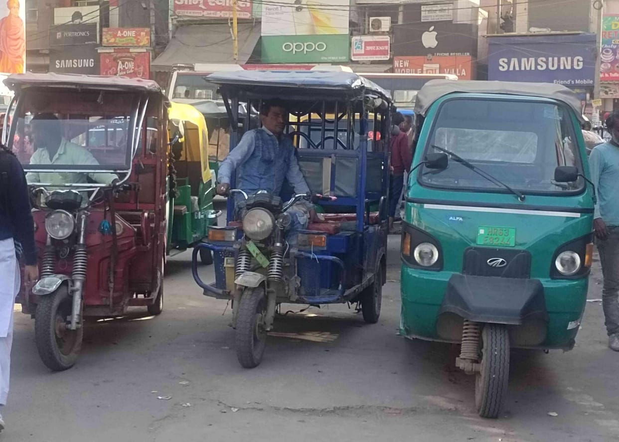 E-rickshaw sales halved, e-auto increased seven times, 10 finance companies closed their doors