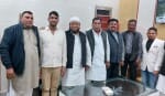 1 पुरकाजी में मुफ़्ती वजाहत कासमी का स्वागत करते लोग।