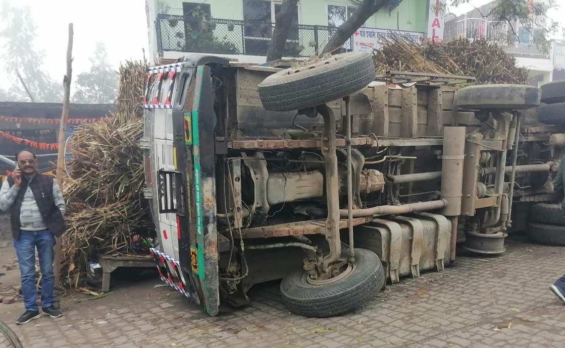 Truck loaded with sugarcane overturned on the roadside due to fog