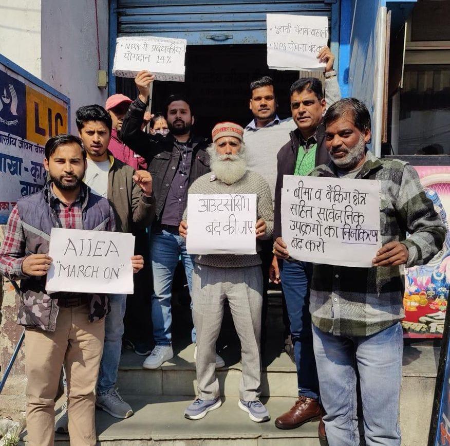 Insurance workers demonstrated against contract and contract system