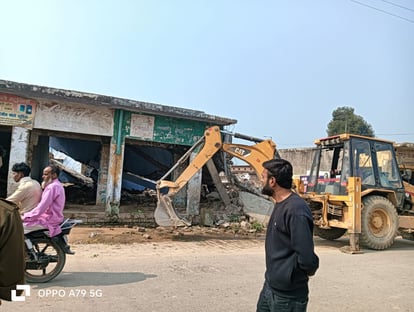 Bulldozer runs on encroachment that hinders widening of highway in Khudaganj