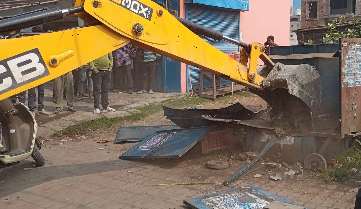 Bulldozers attacked illegal encroachment, 36 shops removed