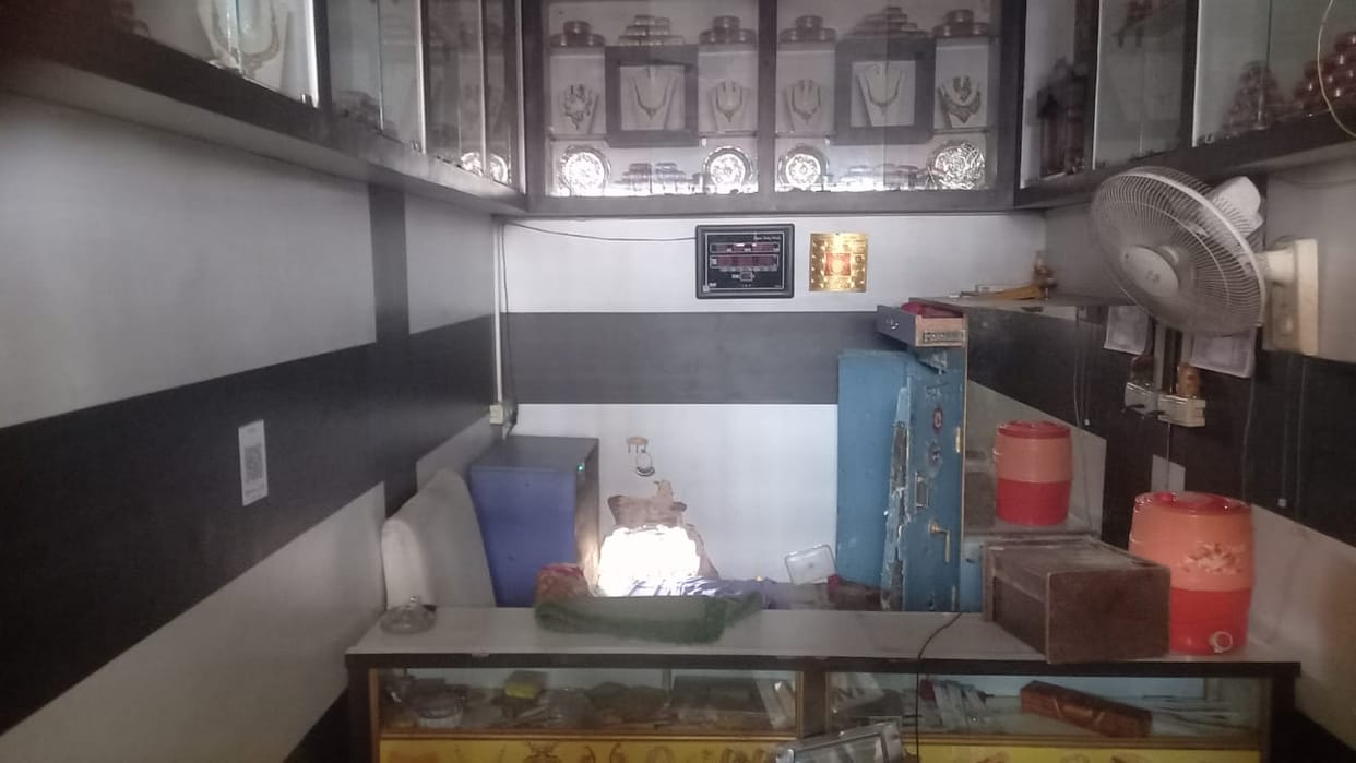 Theft of Rs 27 lakh in jewelery shops in two areas in the same night